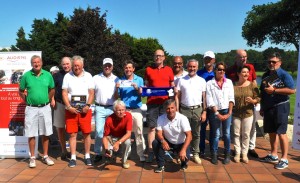 La galerie des VIP hommes avec au premier rang Jean-Jacques Brehier et Loïc Amisse, alors que derrière, Eric Baran est fier d’exhiber les 2 billets qu’il à gagnés pour aller aux 24 Heures du Mans et Stéphane Vuilleminl serviette Ryder Cup offerte par la FF Golf .
